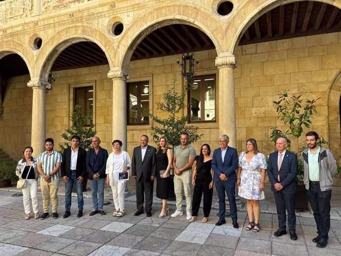 Los representantes de las entidades organizadoras posan en el patio del Palacio de los Guzmanes, lugar donde se ha celebrado la presentación