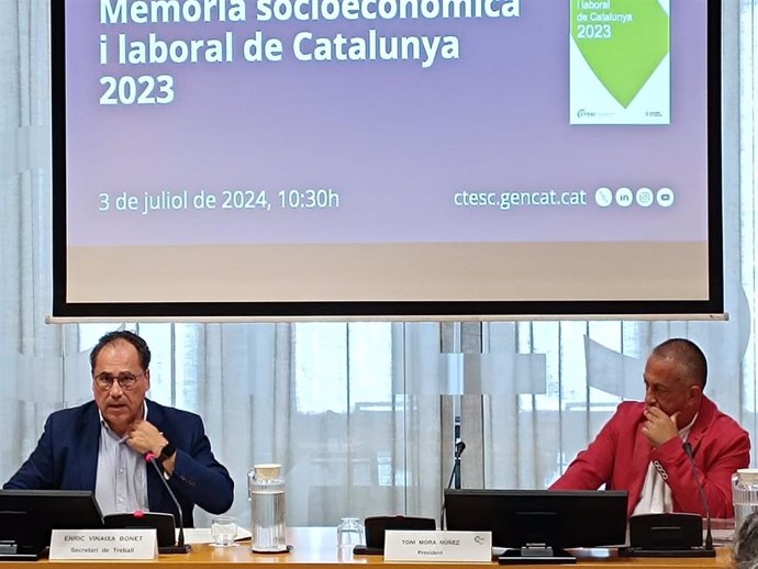 El secretario de Trabajo de la Generalitat, Enric Vinaixa, y el presidente del Ctesc, Toni Mora, en rueda de prensa este miércoles en Barcelona