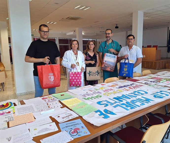 Acto de entrega de las cartas y dibujos realizados por escolares de los municipios de toda la provincia para los pacientes ingresados del Hospital Infanta Elena de Huelva.