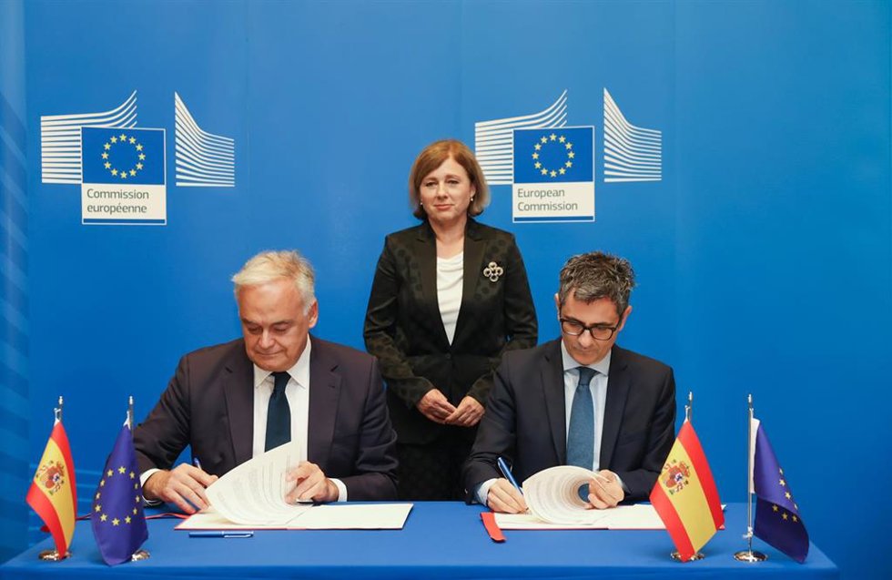 El vicesecretario de Institucional del PP, Esteban González Pons y el ministro de Presidencia, Justicia y Relaciones con las Cortes, Félix Bolaños, durante la firma del acuerdo para la renovación del CGPJ, a 25 de junio de 2024, en Bruselas (Bélgica).