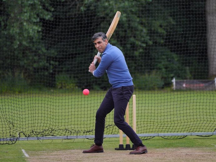 01 July 2024, United Kingdom, Shipston-On-Stour: British Prime Minister Rishi Sunak in action during a visit to Nuneaton Cricket Club, while on the General Election campaign trail. Photo: Jonathan Brady/PA Wire/dpa