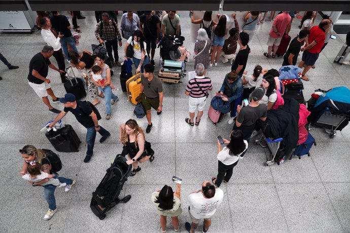 Imágenes de turistas a su llegada al aeropuerto de Málaga-Costa del Sol, a 1 de julio de 2024, en Málaga, Andalucía (España).