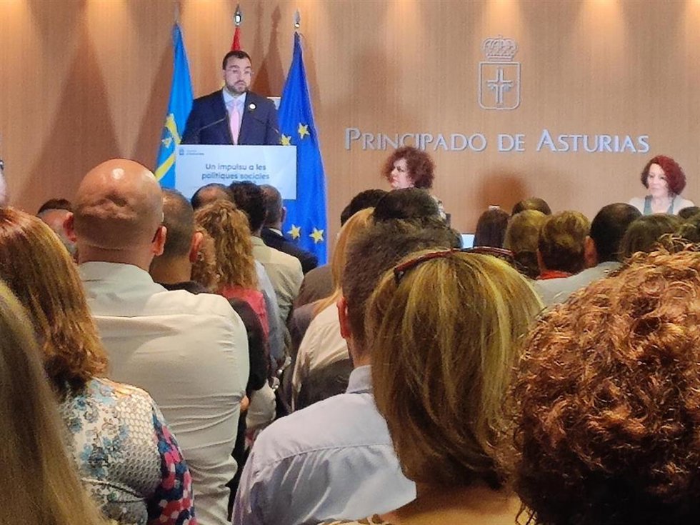 El presidente del Principado de Asturias, Adrián Barbón, interviene junto a la consejera Marta del Arco y la presidenta de la FACC, Cecilia Pérez