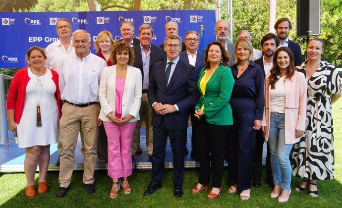 El líder del PP, Alberto Núñez Feijóo, junto a la candidata del PP en las europeas, Dolors Montserrrat, y más eurodiputados del PP como Esteban González Pons, Mari Carmen Crespo, Pilar del Castillo o Antonio López -Istúriz. En Cascais (Portugal)