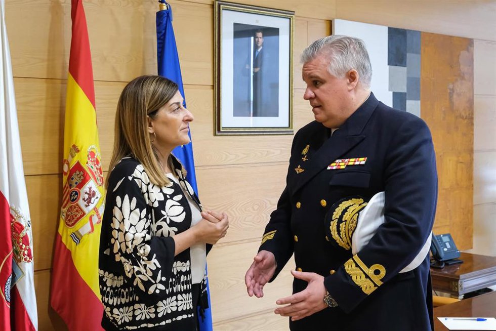 La presidenta de Cantabria, María José Sáenz de Buruaga, se reúne con el almirante Joaquín Ruiz Escagedo, mando de la Agrupación Permanente de la OTAN