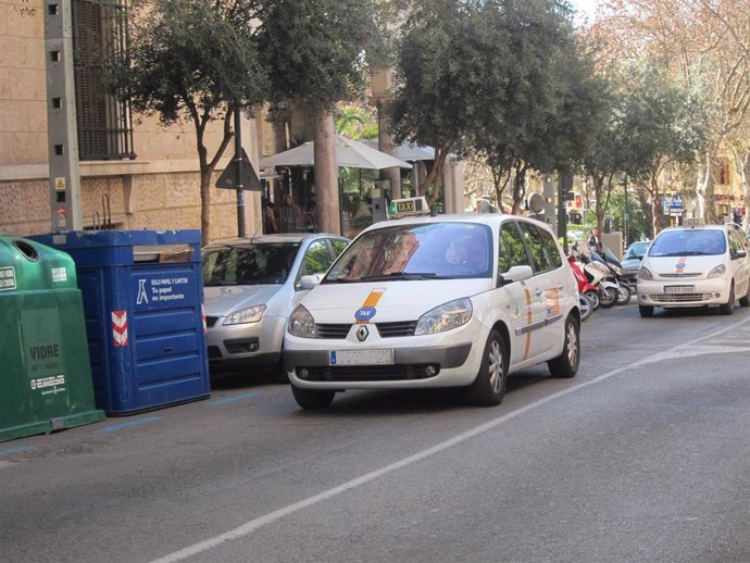 Archivo - Un taxi circulando en Palma.