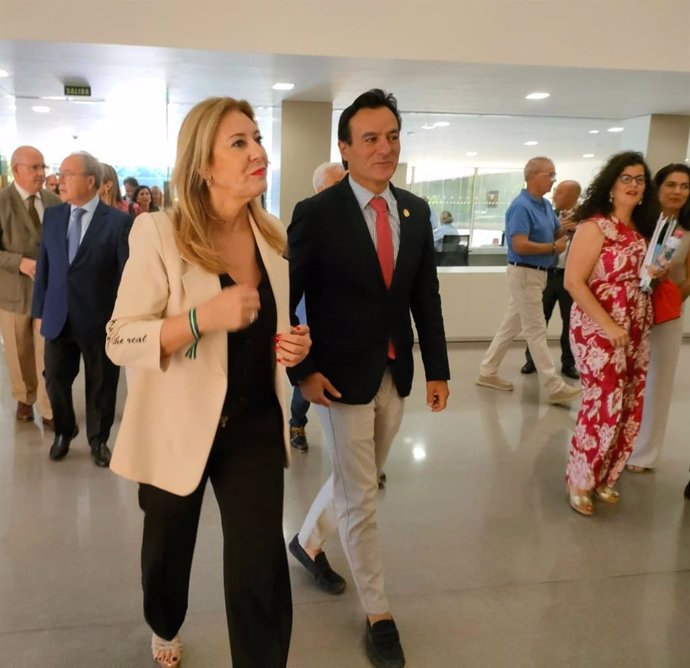 La consejera de Economía, Hacienda y Fondos Europeos, Carolina España, junto al alcalde de Jaén, Agustín González.
