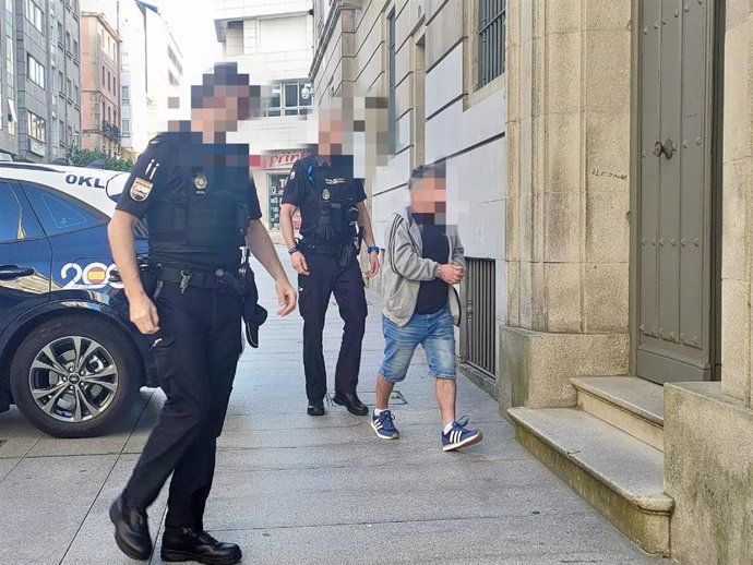 El acusado de haber asesinado a su vecina en Moaña, en julio de 2021, Balbino S.E., entra en el edificio de la Audiencia Provincial de Pontevedra, a 3 de julio de 2024.