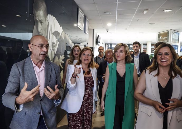 La ministra de Educación, Formación Profesional y Deportes, Pilar Alegría, durante su visita al Centro de Tecnificación de Hockey en el Polideportivo Virgen del Carmen Beteró