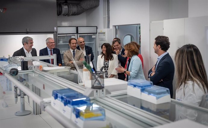 Visita de autoridades a las instalaciones del Laboratorio de Calidad del Aire de Canarias (AirCanLab)