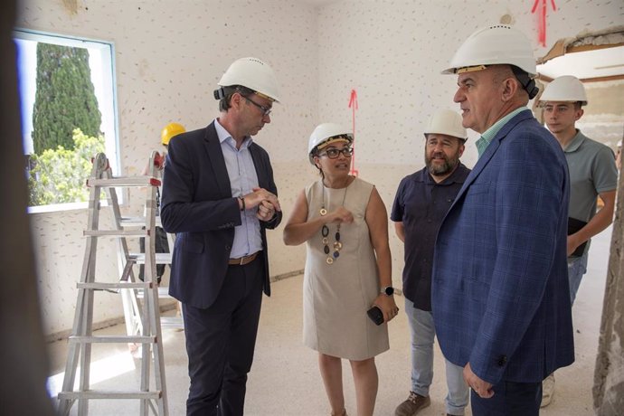 Vicent Mari y Toni Costa visitan las obras del Centre Bit de sa Coma, Ibiza