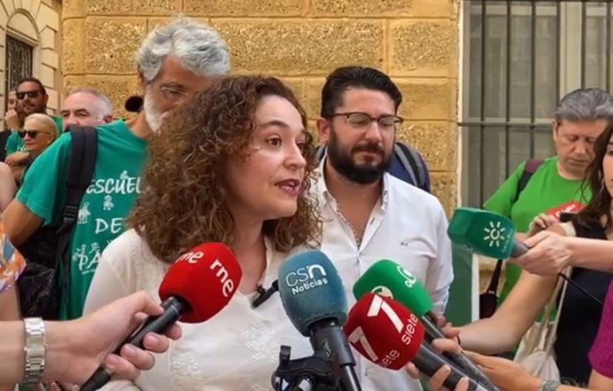 Inmaculada Nieto atiende a los periodistas en la concetración por la educación en Cádiz.