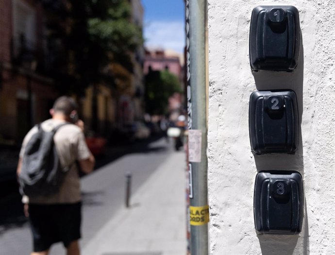 Caja de seguridad para las llaves de una piso de alquiler turístico, imagen de archivo. 