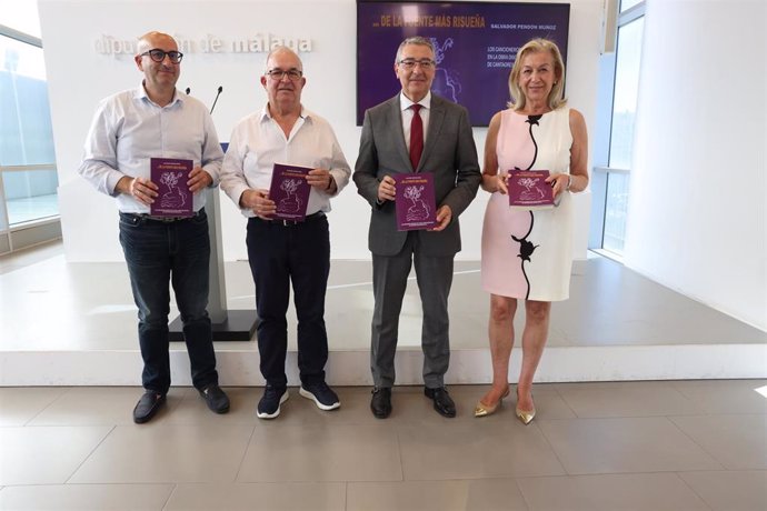 El presidente de la Diputación de Málaga, Francisco Salado, ha acompañado a Salvador Pendón en la presentación de su libro '...De la fuente más risueña',