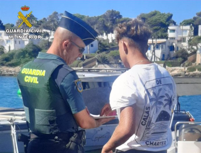 Un agente de la Guardia Civil, durante la inspección.