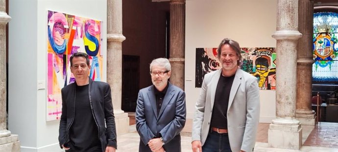 El coordinador de Ciudadanía de la DPZ, Juan José Borque, con el ganador del XXXV premio de arte Santa Isabel, Jorge Usán (izquierda), y el accésit, Javier Lucea (derecha).
