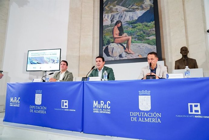 En el centro, el presidente de la Diputación de Almería, Javier Aureliano García, presenta las próximas exposiciones temporales del Murec.