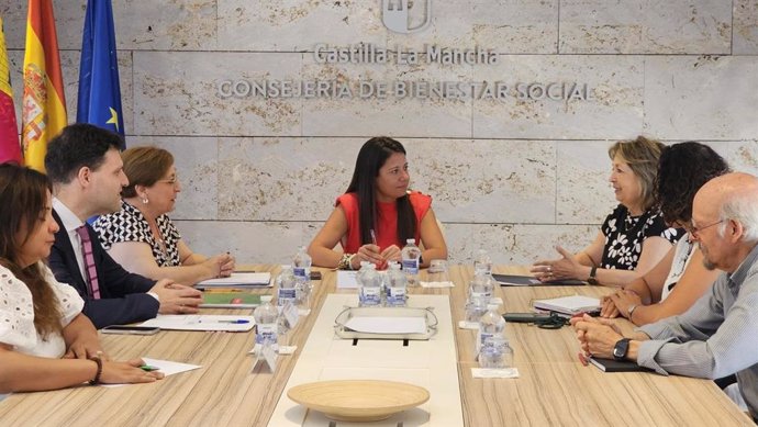La consejera de Bienestar Social de Castilla-La Mancha, Bárbara García Torijano, en reunión de trabajo con la Plataforma del Voluntariado.
