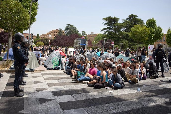 Varias personas durante una manifestación de los estudiantes acampados en la Universidad Complutense de Madrid (UCM), a 6 de junio de 2024, en Madrid (España). 