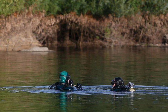 Dos buzos de la Guardia Civil durante la búsqueda de un joven pescador y un bañista desaparecidos en diferentes puntos del embalse de Belesar, a 2 de julio de 2024, en O Páramo, Lugo, Galicia (España). Los servicios de emergencias mantienen activos dos 