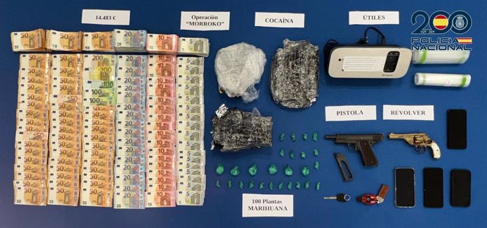 Dinero, droga y armas incautadas a un grupo criminal en Jerez dedicado a la distribución de cocaína.