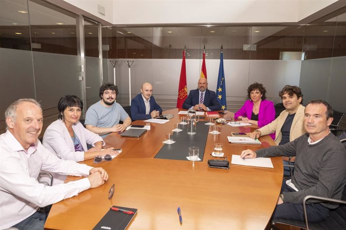 El consejero Arasti y representantes del Parlamento, en la Mesa de Fiscalidad celebrada este miércoles.