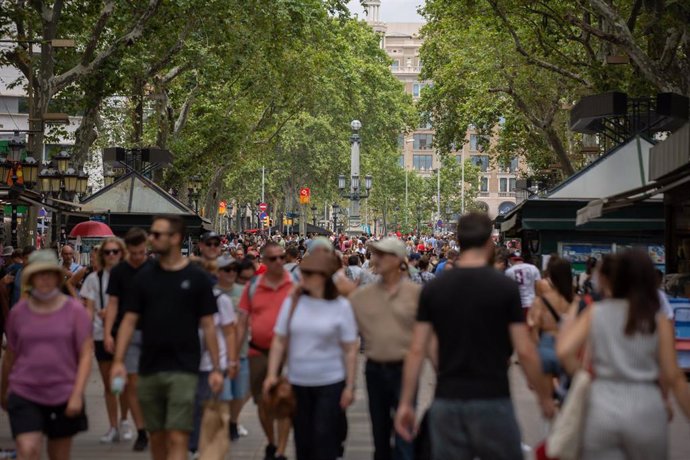 Archivo - Decenas de personas caminan por las Ramblas, a 4 de agosto de 2022, en Barcelona (Catalunya)