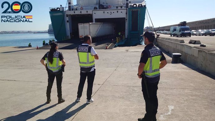 Policía en el puerto