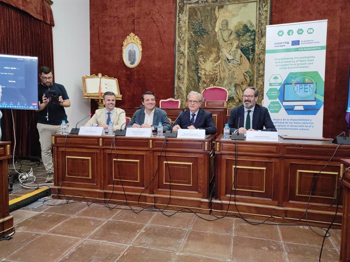 El presidente de la Diputación de Córdoba, Salvador Fuentes (segundo por la dcha.), junto a Molina (primero) y Bellido (tercero), en la inauguración del encuentro.