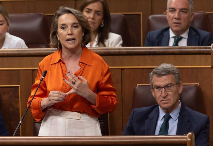 La secretaria general del PP, Cuca Gamarra, interviene durante una sesión de control al Gobierno, en el Congreso de los Diputados, a 26 de junio de 2024, en Madrid (España).  
