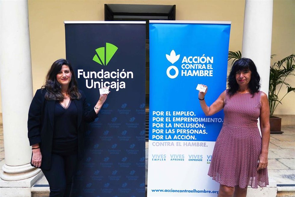 La responsable de Solidaridad e Investigación de la Fundación Unicaja, Ana Cabrera, y la delegada en Andalucía y Extremadura de Acción contra el Hambre, Isabel Soto, presentan un proyecto pionero para reducir la desigualdad alimentaria.