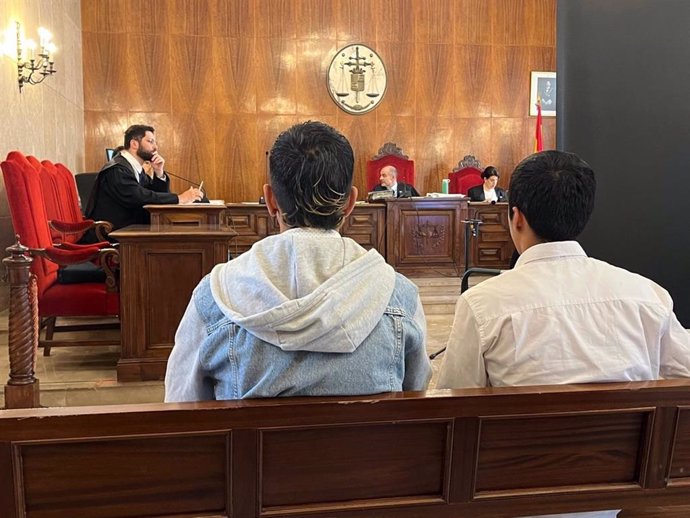 Archivo - Los dos jóvenes acusados por el asalto a una turista en Magaluf, sentados en la Audiencia para el juicio.