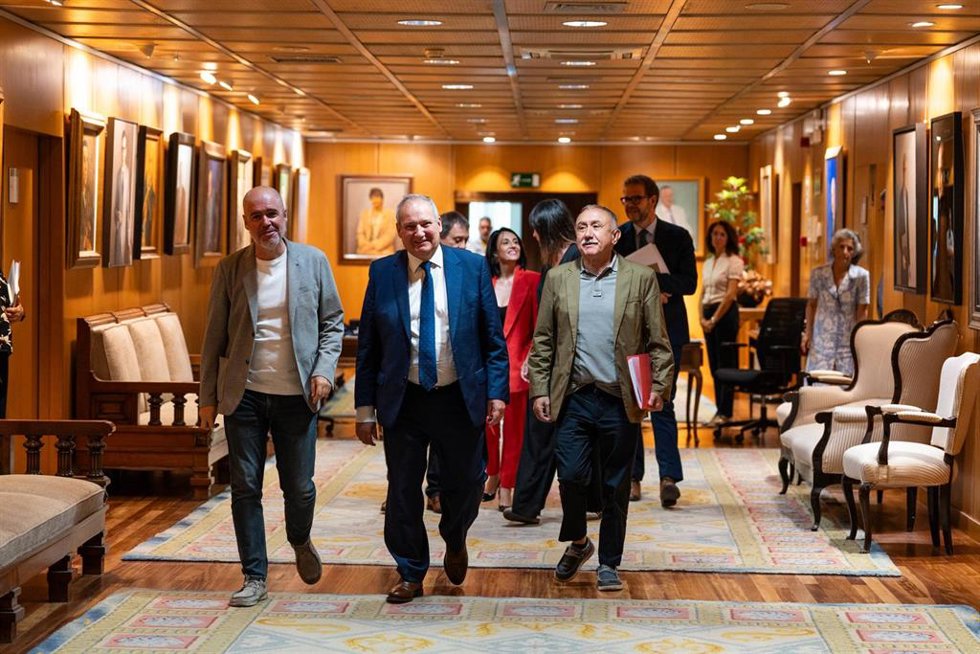 (I-D) El secretario general de CCOO, Unai Sordo; el ministro de Industria y Turismo, Jordi Hereu, y el secretario general de UGT, Pepe Álvarez, a su llegada a una reunión para abordar la Ley de Industria