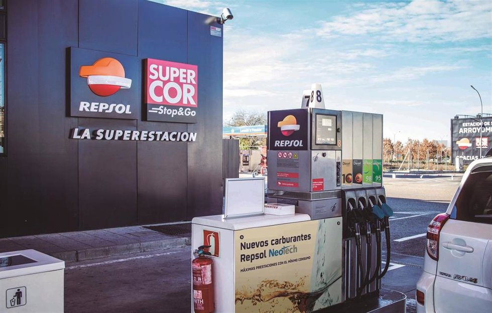 Archivo - El Corte Inglés y Repsol estación de servicio y Supercor 