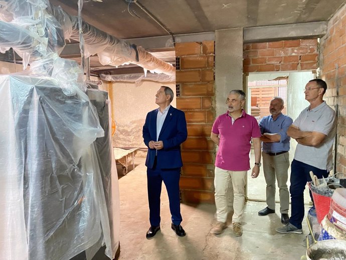 El delegado territorial de Desarrollo Educativo y Formación Profesional de la Junta, José Francisco Viso (izda.), en su visita al IES López Neyra.