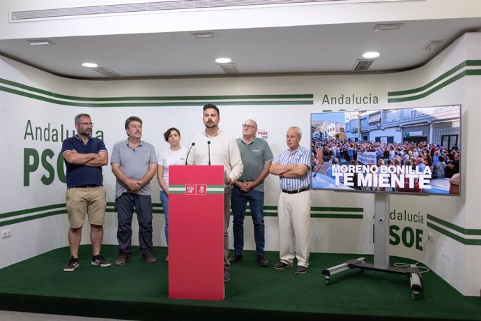 El parlamentario autonómico por el PSOE de Almería Mateo Hernández junto a alcaldes y concejala del Andarax