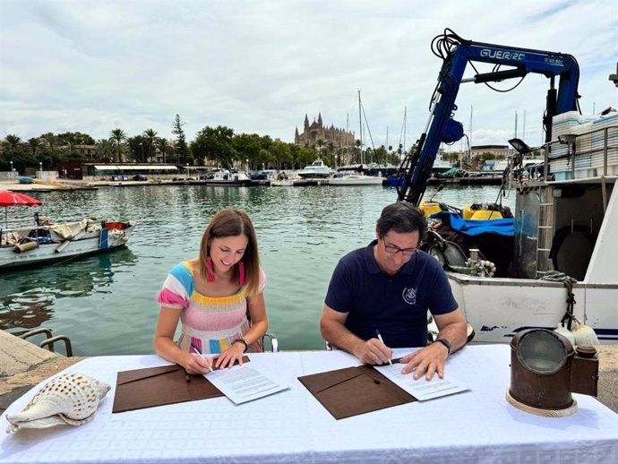 La consellera de Cultura y Patrimonio, Antònia Roca, y el presidente de la Federación Balear de Pescadores, Domingo Bonnín, durante la firma del convenio.