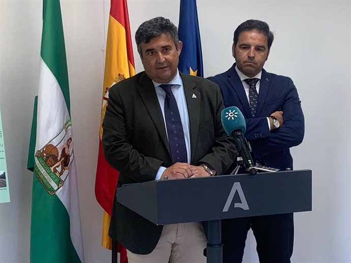 El delegado de la Junta en Huelva, José Manuel Correa (centro) y el delegado de Sostenibilidad, Medio Ambiente y Economía Azul, Pedro Yórquez.