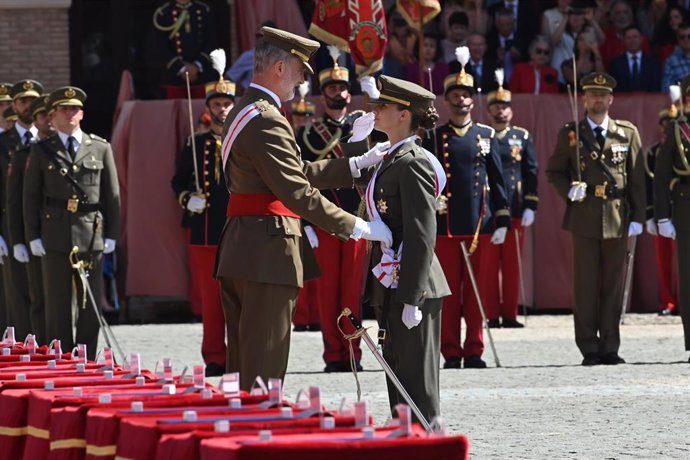 El Rey Felipe VI y la Princesa Leonor durante la entrega de los Reales Despachos de empleo y nombramientos a los nuevos oficiales del Ejército de Tierra y de la Guardia Civil
