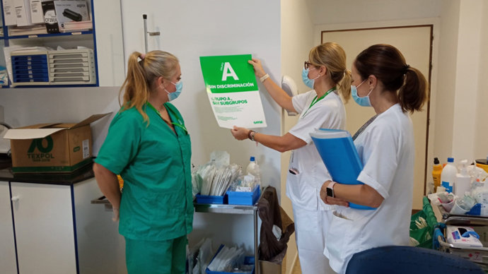 Archivo - Sanitarias junto a un cartel reivindicativo en favor de la creación de un grupo único A.