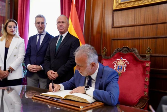 El ministro de Política Territorial y Memoria Democrática, Ángel Víctor Torres, firma en el Libro de Oro de Melilla.