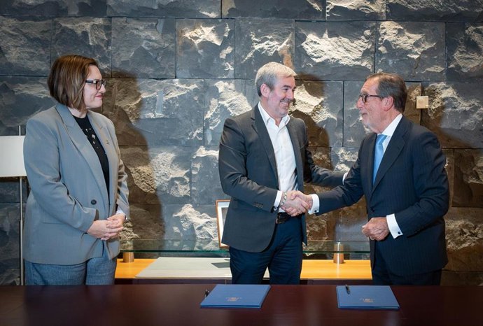 La consejera de Bienestar Social del Gobierno de Canarias, Candelaria Delgado, el presidente de Canarias, Fernando Clavijo, y el director general de Fundación la Caixa, Antonio Vila, en la firma de un convenio de colaboración