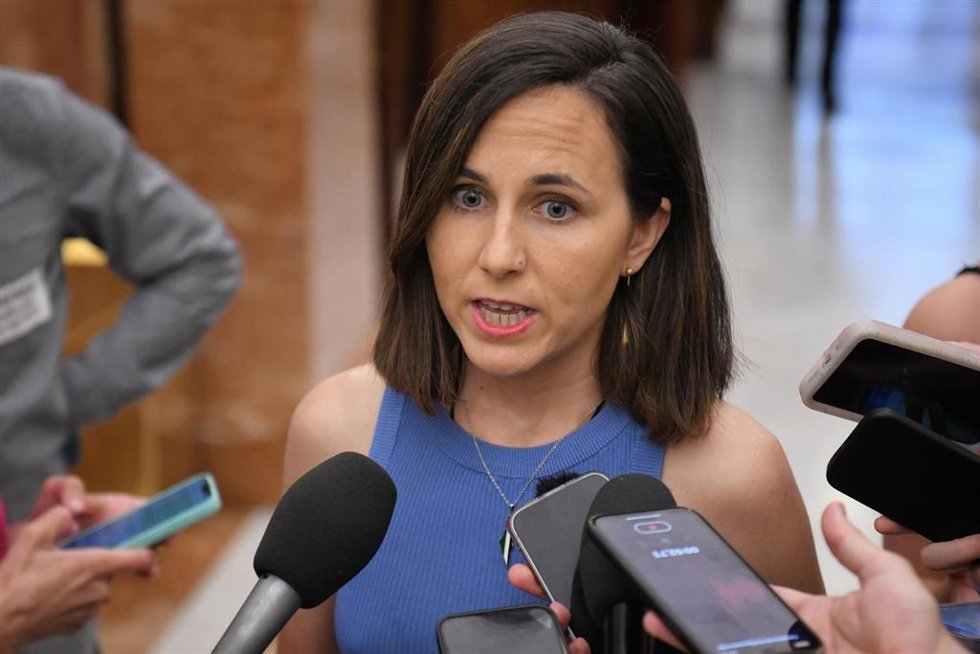 La portavoz de Podemos en el Congreso, Ione Belarra, realiza unas declaraciones a la prensa, a su salida de una sesión plenaria, en el Congreso de los Diputados, a 25 de junio de 2024, en Madrid (España).