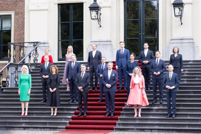 Foto de familia del nuevo Gobierno de Países Bajos, liderado por Dick Schoof