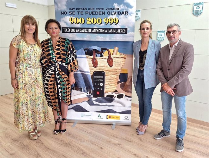 La delegada de Inclusión Social, Juventud, Familias e Igualdad en Málaga, Ruth Sarabia, junto a la alcaldesa, Margarita del Cid, y la coordinadora del Instituto Andaluz de la Mujer en Málaga, Remedios Cueto, presentan una campaña