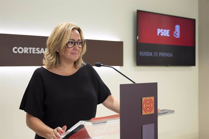 La portavoz socialista en las Cortes, Mayte Pérez, en la sala de prensa de las Cortes.