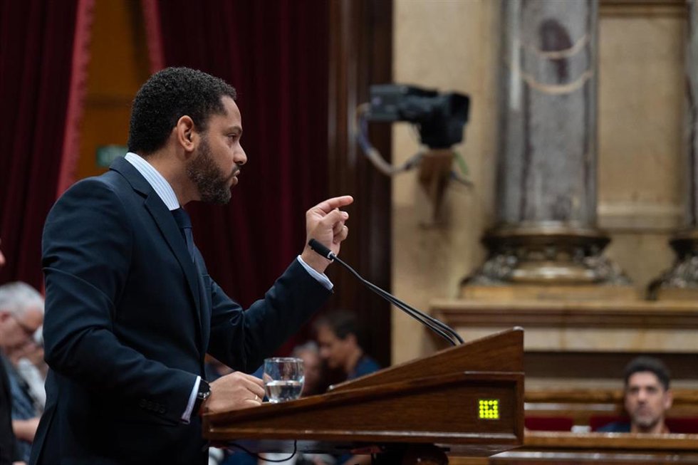 El secretario general y candidato de VOX a las elecciones catalanas, Ignacio Garriga, interviene durante el  pleno del Parlament para comunicar la imposibilidad de proponer un candidato a la Presidencia de la Generalitat, en el Parlament, a 26 de junio 