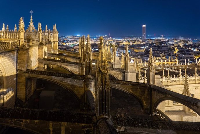 Archivo - Vistas de la capital andaluza desde las cubiertas de la Catedral de Sevilla, que forman parte de las visitas nocturnas guiadas. 