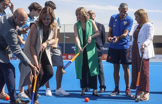 (E-D) L'alcaldessa de Valncia, María José Catalá; la ministra d'Educació, Formació Professional i Esports, Pilar Alegría; i la delegada del Govern, Pilar Bernabé; durant la seua visita al Centre de Tecnificació d'Hoquei al Poliesportiu Verge del 