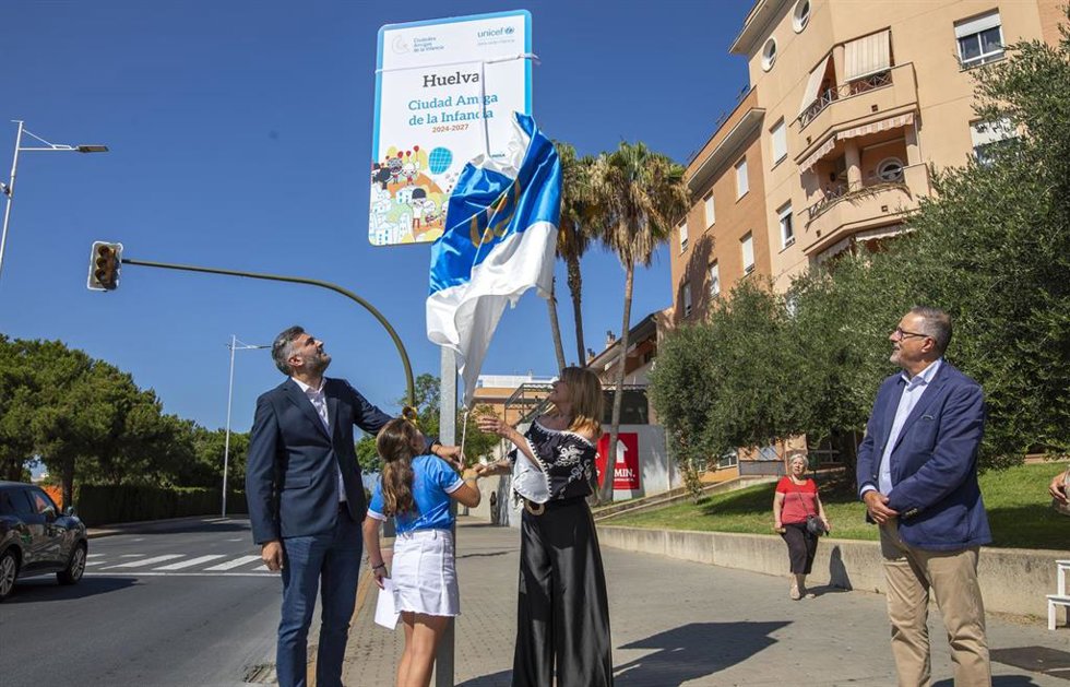 Acto por el que se ha descubierto el cartel acreditativo con el que la capital onubense revalida su reconocimiento como 'Ciudad Amiga de la Infancia'.